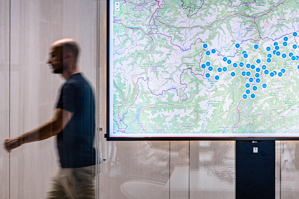 Illustration showing Open Data Hub's data visualisation services, which enable organisations to test, visualise and implement data-driven ideas.