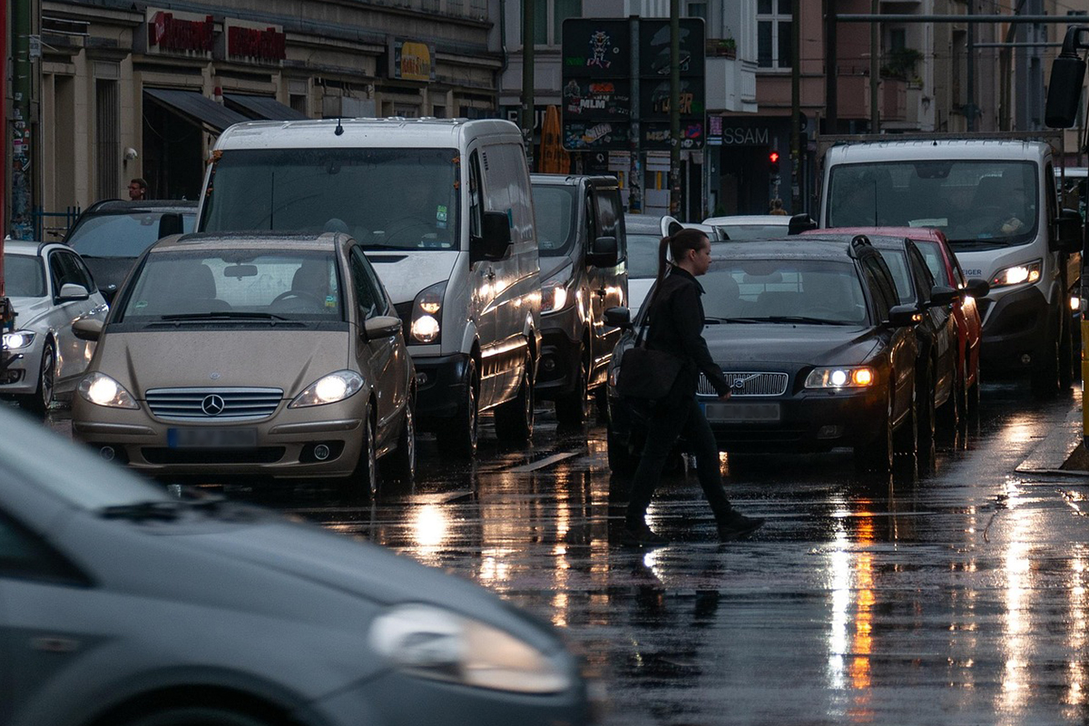 Heavy urban traffic on a rainy day, illustrating mobility challenges addressed by MaaS4Italy’s multimodal transport solutions.